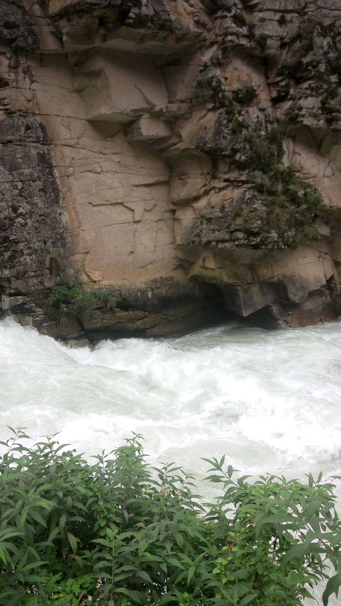 峡谷流水